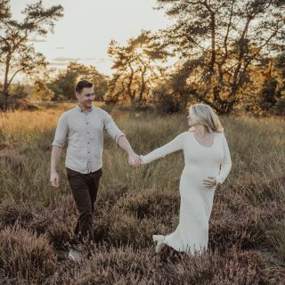 Oooh als ik dit zie verlang ik weer naar een warm zonnetje 🤤☀️ 

#buitenzwangerschapshoot
#mommytobejourney #goldenhourpregnancy
#babyontheway #expectingmama #pregnancystyle #puremotherhood #outdoorpregnancysession  #zwangerschapsshoot #lifestyleshoot #zwangerschapsshoot #buitenshoots #mommytobe #zwangerschapsfotografie #lifestylefotograaf #fotografieveldhoven #fotograafeindhoven #zwangerschapsshoot