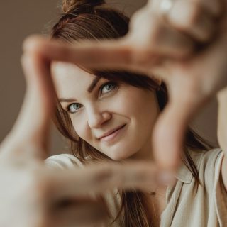 Wanneer je hoofd niet meer meewerkt…

De afgelopen tijd heb ik wekelijks last van migraine en dat beïnvloedt mijn leven echt heel erg. Meestal krijg ik het na een lange dag editen of een intensieve shoot. Het voelt als een vicieuze cirkel: op de dagen dat ik me goed voel, werk ik extra hard om alles af te krijgen, maar juist daardoor lijkt de migraine weer op te spelen 😔

Gelukkig heb ik in al die jaren pas twee keer een shoot moeten verzetten door een aanval (even afkloppen). Waar het precies door komt? Geen idee. Houding, genen, hormonen… In april laat ik een Daith-piercing zetten in de hoop dat het helpt.

Door alles wat er speelt, schiet Instagram er vaak bij in, omdat mijn prioriteit ligt bij het afleveren van de foto’s waar jullie zo naar uitkijken. Maar ik wilde jullie toch even een update geven. ❤️

Heb je tips? Of heeft iemand ervaring met een Daith-piercing tegen migraine? Ik wil het graag weten!