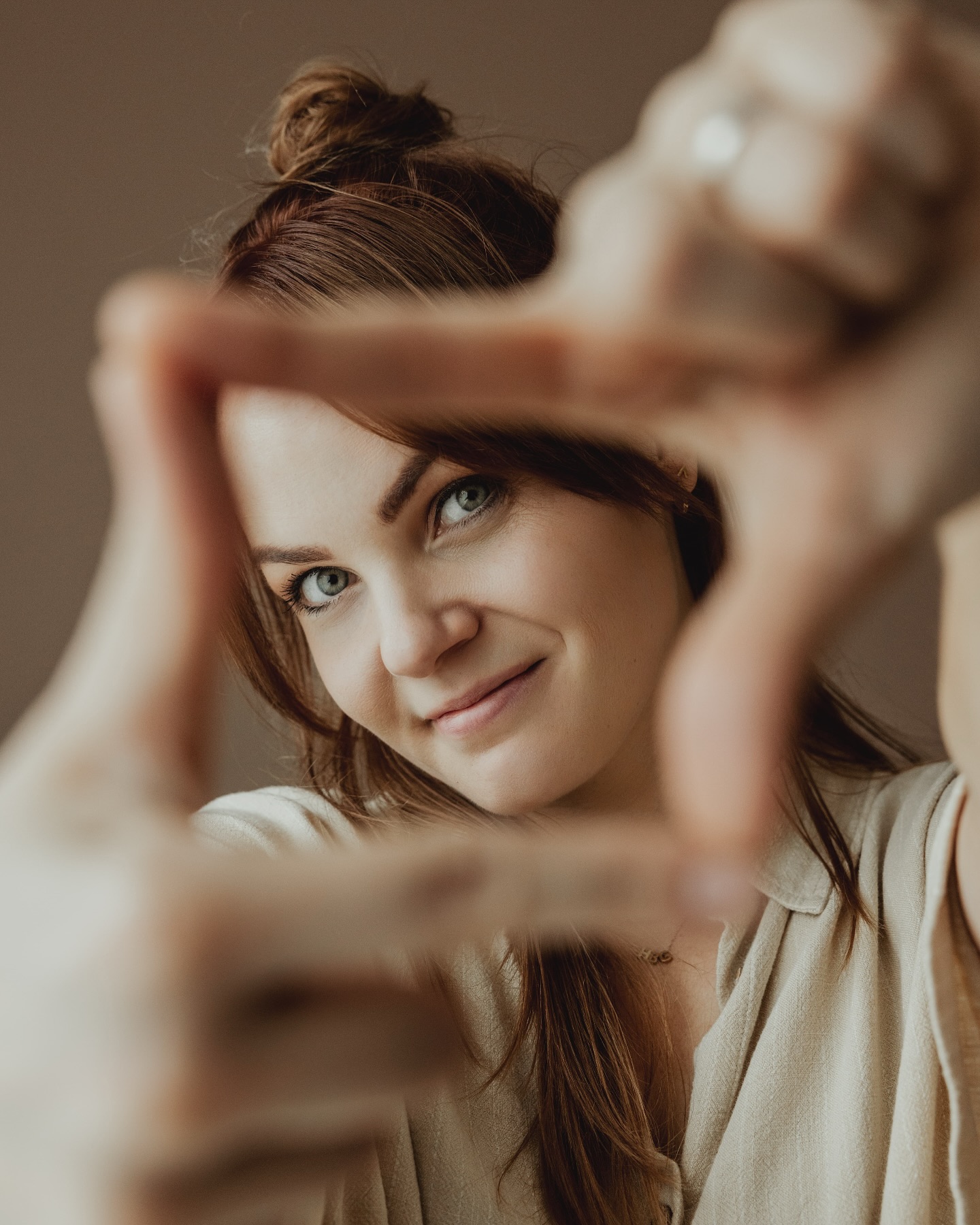 Wanneer je hoofd niet meer meewerkt…

De afgelopen tijd heb ik wekelijks last van migraine en dat beïnvloedt mijn leven echt heel erg. Meestal krijg ik het na een lange dag editen of een intensieve shoot. Het voelt als een vicieuze cirkel: op de dagen dat ik me goed voel, werk ik extra hard om alles af te krijgen, maar juist daardoor lijkt de migraine weer op te spelen 😔

Gelukkig heb ik in al die jaren pas twee keer een shoot moeten verzetten door een aanval (even afkloppen). Waar het precies door komt? Geen idee. Houding, genen, hormonen… In april laat ik een Daith-piercing zetten in de hoop dat het helpt.

Door alles wat er speelt, schiet Instagram er vaak bij in, omdat mijn prioriteit ligt bij het afleveren van de foto’s waar jullie zo naar uitkijken. Maar ik wilde jullie toch even een update geven. ❤️

Heb je tips? Of heeft iemand ervaring met een Daith-piercing tegen migraine? Ik wil het graag weten!