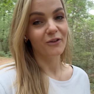 Oké, ik moet even over een drempel heen om dit filmpje te plaatsen 🙈 Maar het nieuws is zó leuk dat ik het heeeel graag met jullie wil delen!Want… we zijn begonnen met de bouw van mijn eigen fotostudio! 🎉🎉Na heel veel plannen, keuzes maken en voorbereiden is het nu eindelijk zover. Ik vind het super vet dat ik straks gewoon vanuit mijn eigen studio kan gaan werken!! 🥰Thuis wordt op dit moment volop gewerkt en met al die herrie op de achtergrond was een filmpje opnemen daar niet echt ideaal. Dus dan maar tijdens een wandeling 😅Ik hou jullie op de hoogte!#fotostudio #fotograafveldhoven #fotograafeindhoven #fotostudioveldhoven #zwangerschapsfotograaf