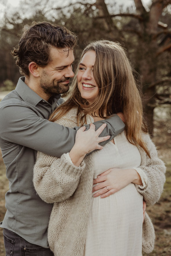 Man en zwangere vrouw tijdens een zwangerschapsshoot door Evi van Lith