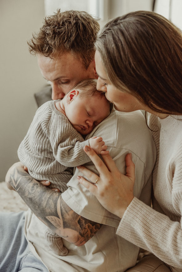 Vers gezinnetje tijdens een newbornshoot door Evi van Lith