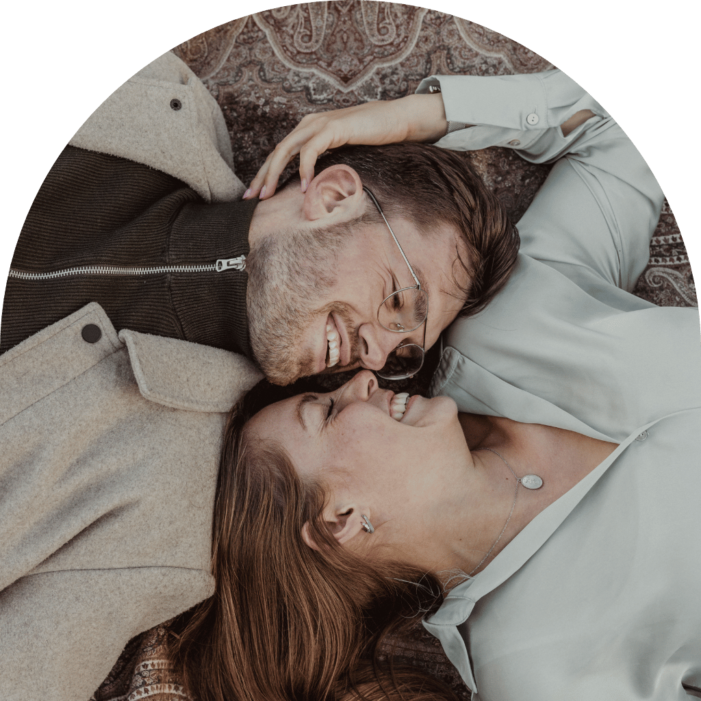 verliefd stelletje tijdens loveshoot