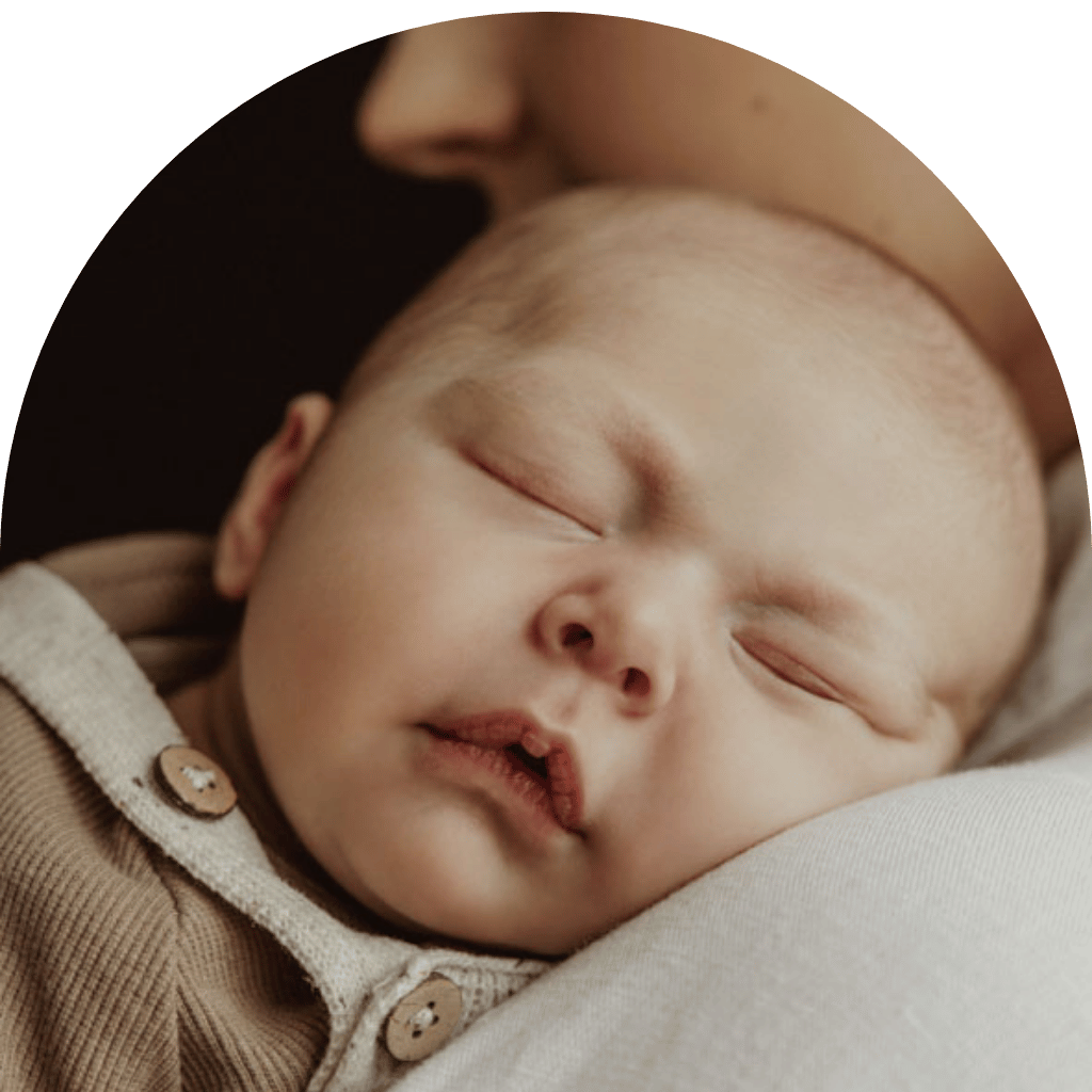 Baby op de schouder van zijn mama tijdens een newbornshoot