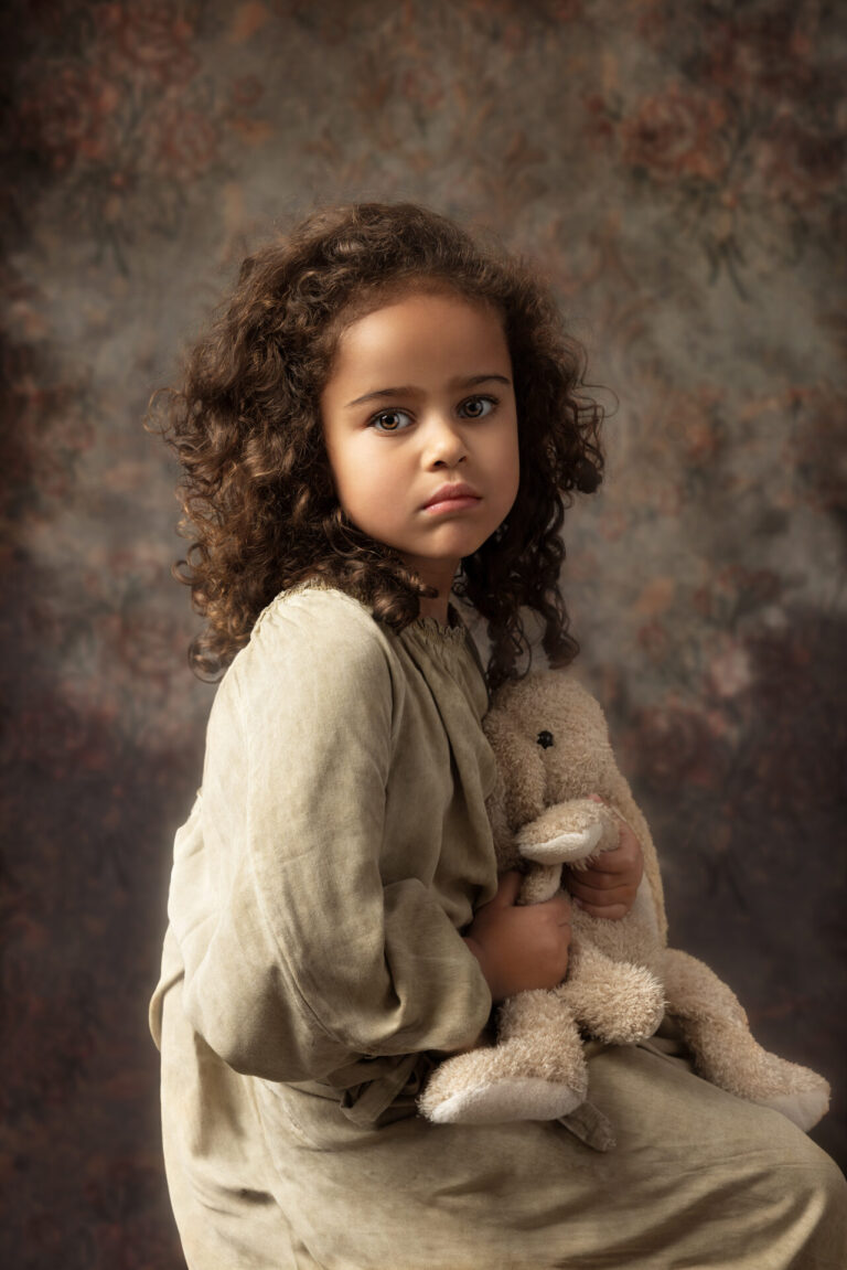 meisje met knuffel tijdens fine art portret shoot in Veldhoven