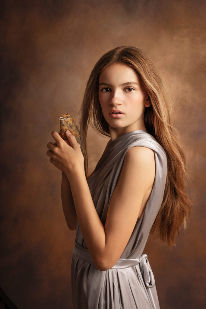 Meisje met vogel tijdens fine art portret shoot