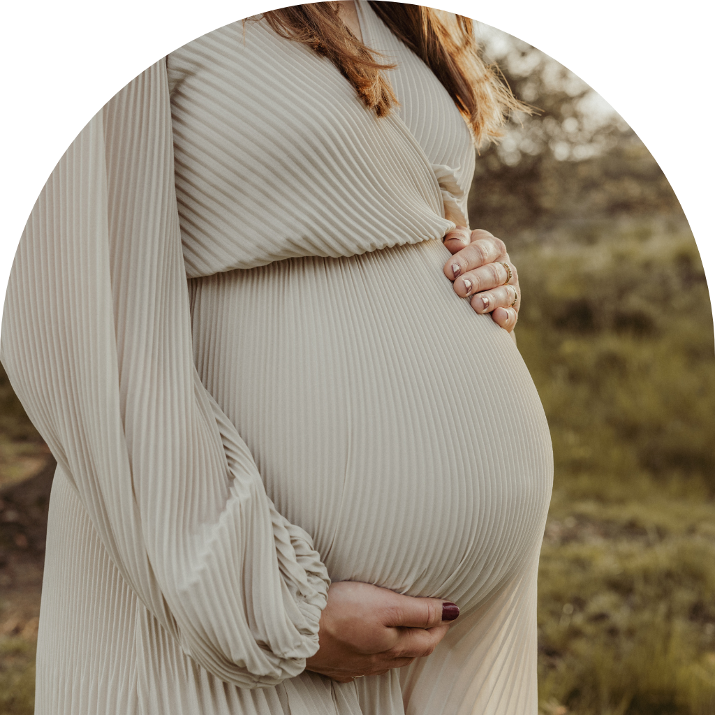 Foto van de buik van een zwangere vrouw tijdens een zwangerschapsshoot